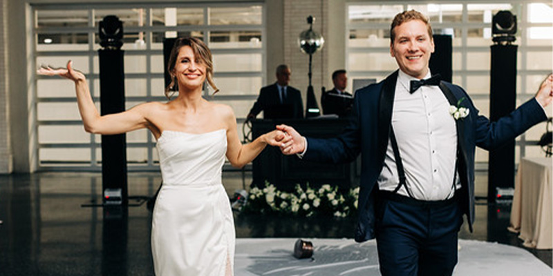 groom and bride making a grand entrance in the oaks terrace