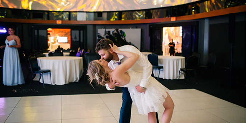 newly weds kissing on dance floor