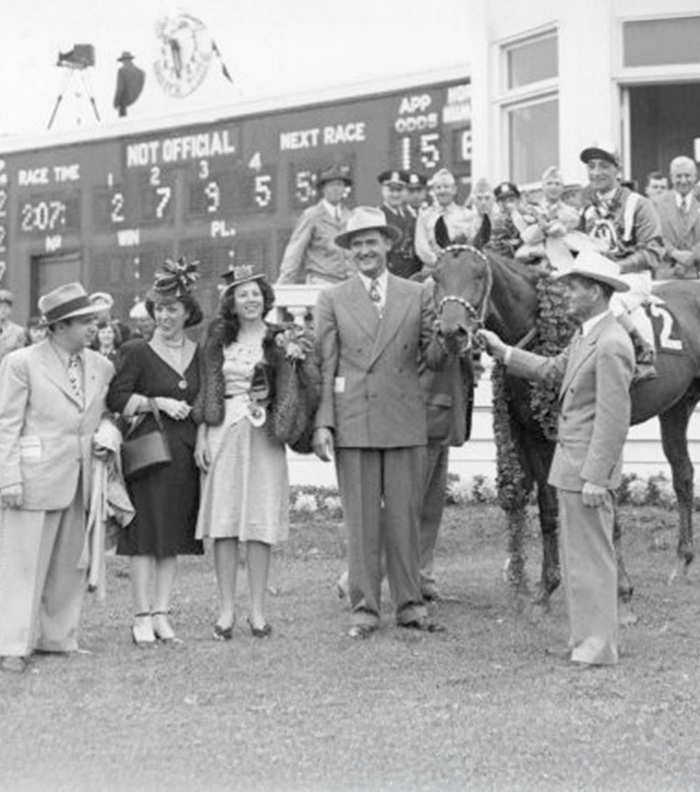 black and white photo of the 1945 kentucky derby winner