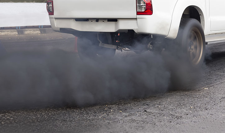 Qué significa el humo del auto