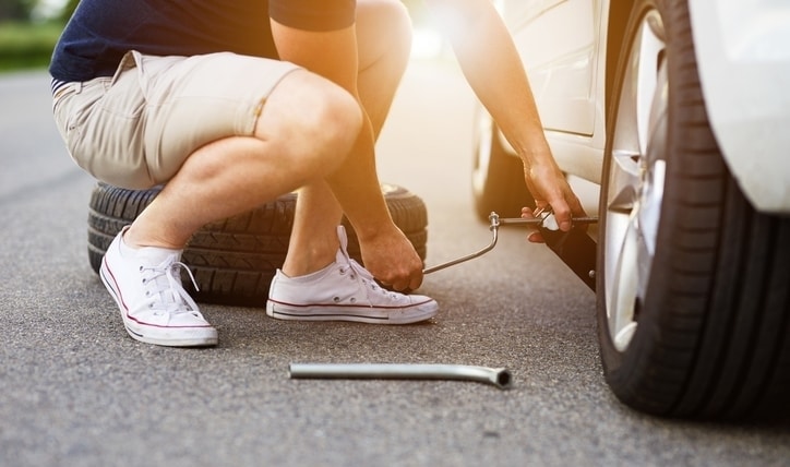 Aprende cómo cambiar un neumático paso a paso