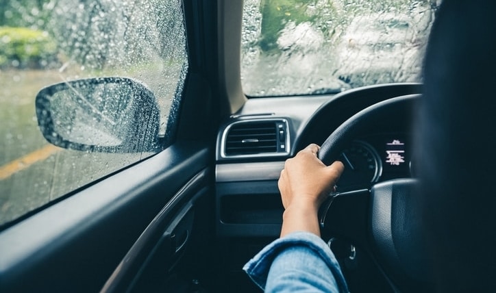 Consejos para conducir bajo la lluvia