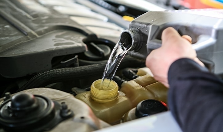 Cómo revisar el agua del auto