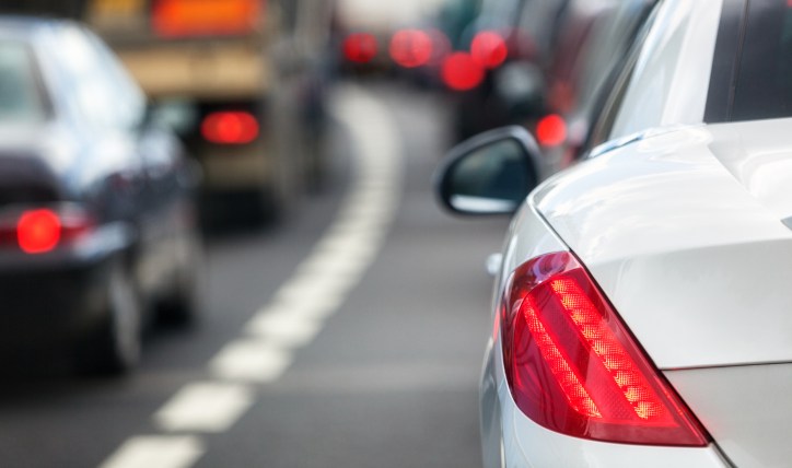 Cuándo usar luces intermitentes de emergencia en un auto