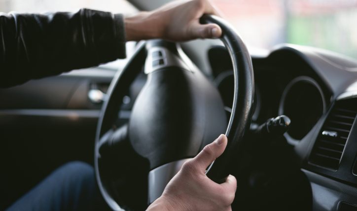 ¿Por qué el volante vibra?