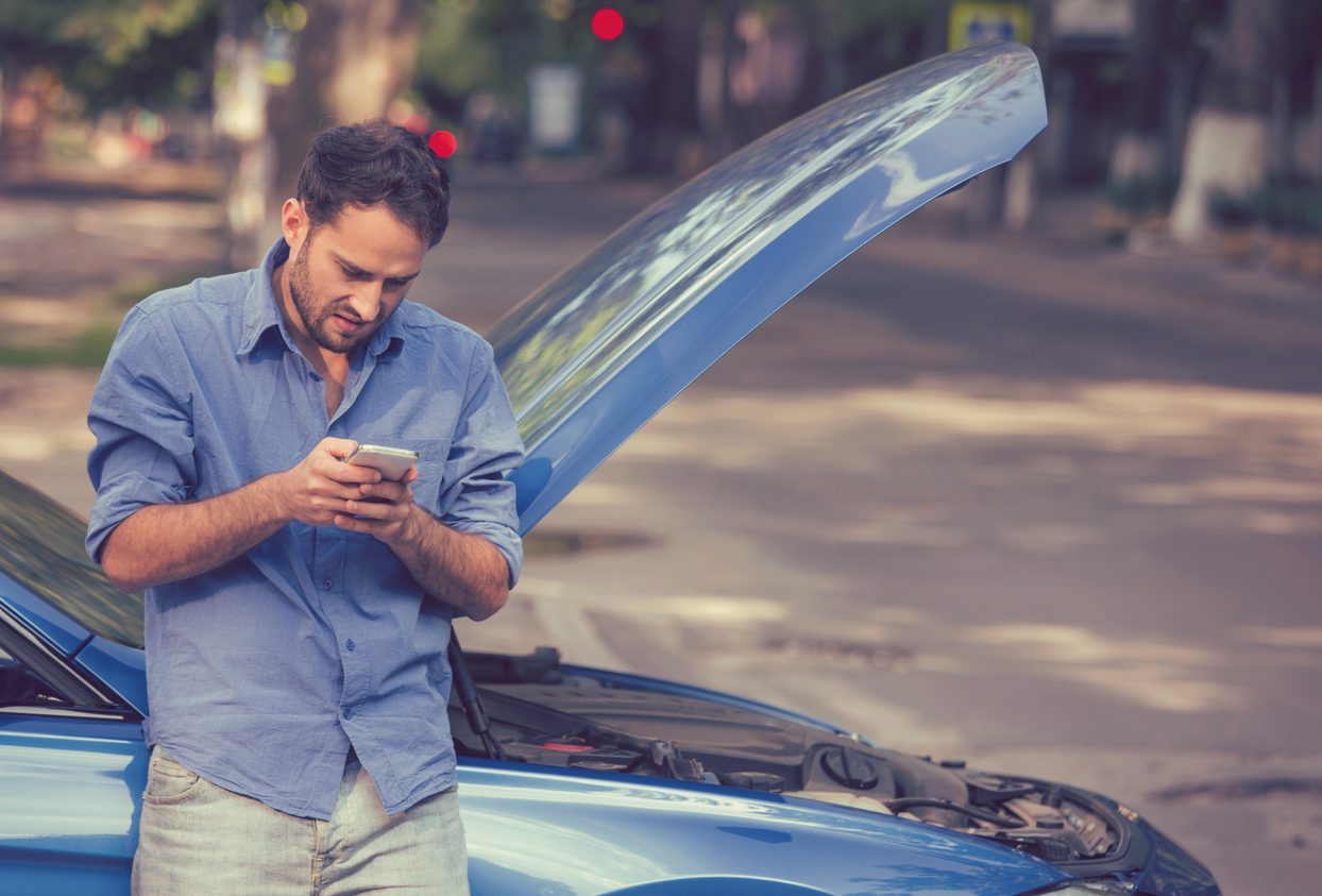 ¿Por qué mi auto da tirones al acelerar?