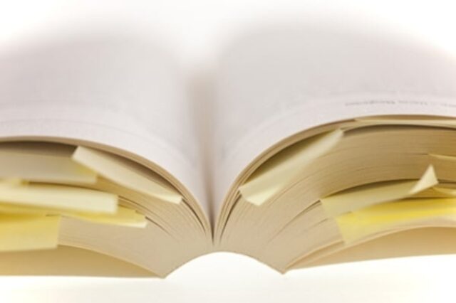 Book w postits 9