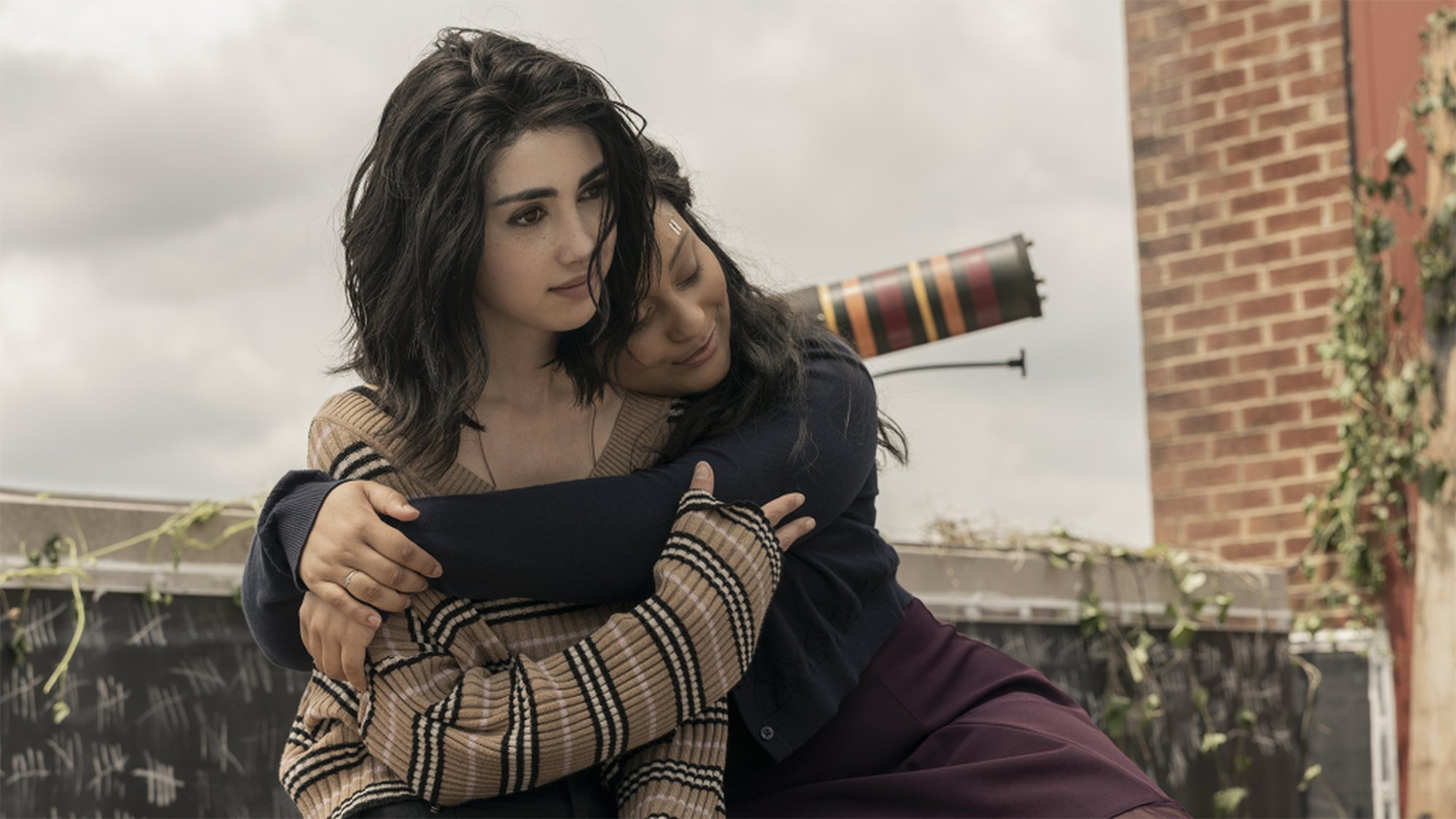 Hope and Iris in Walking Dead World Beyond