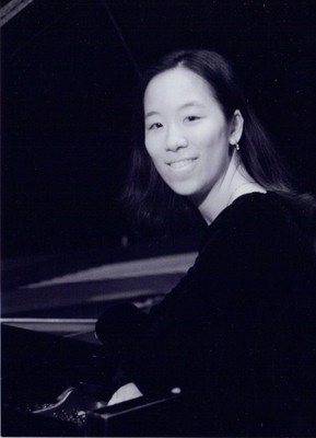 Picture of pianist Agnes Wan