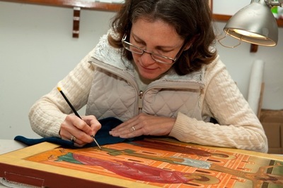 Irene P&eacute;rez-Omer writing the King of Glory icon