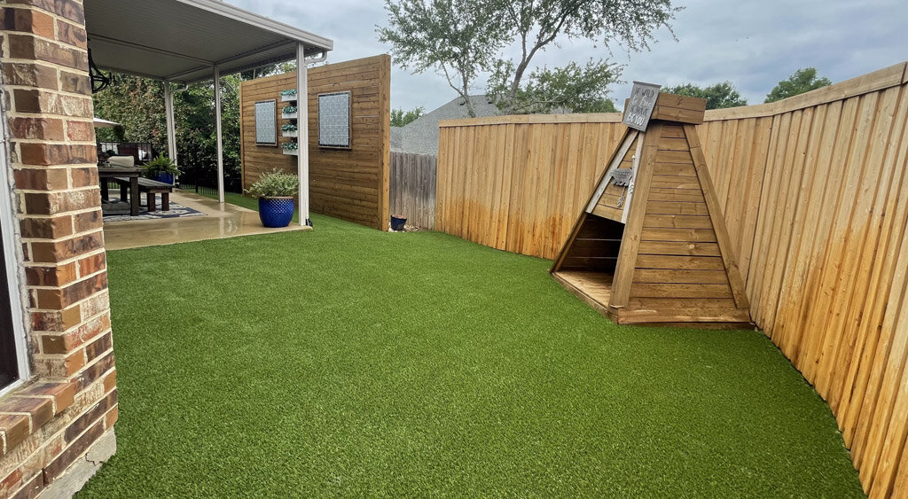 Backyard with Fence Artificial Turf