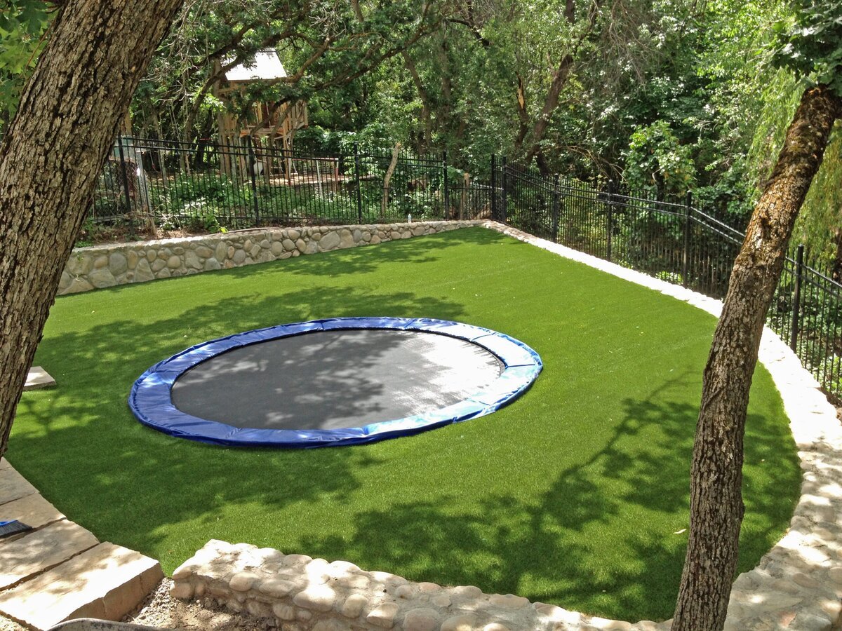 Backyard Artificial Grass with Trampoline