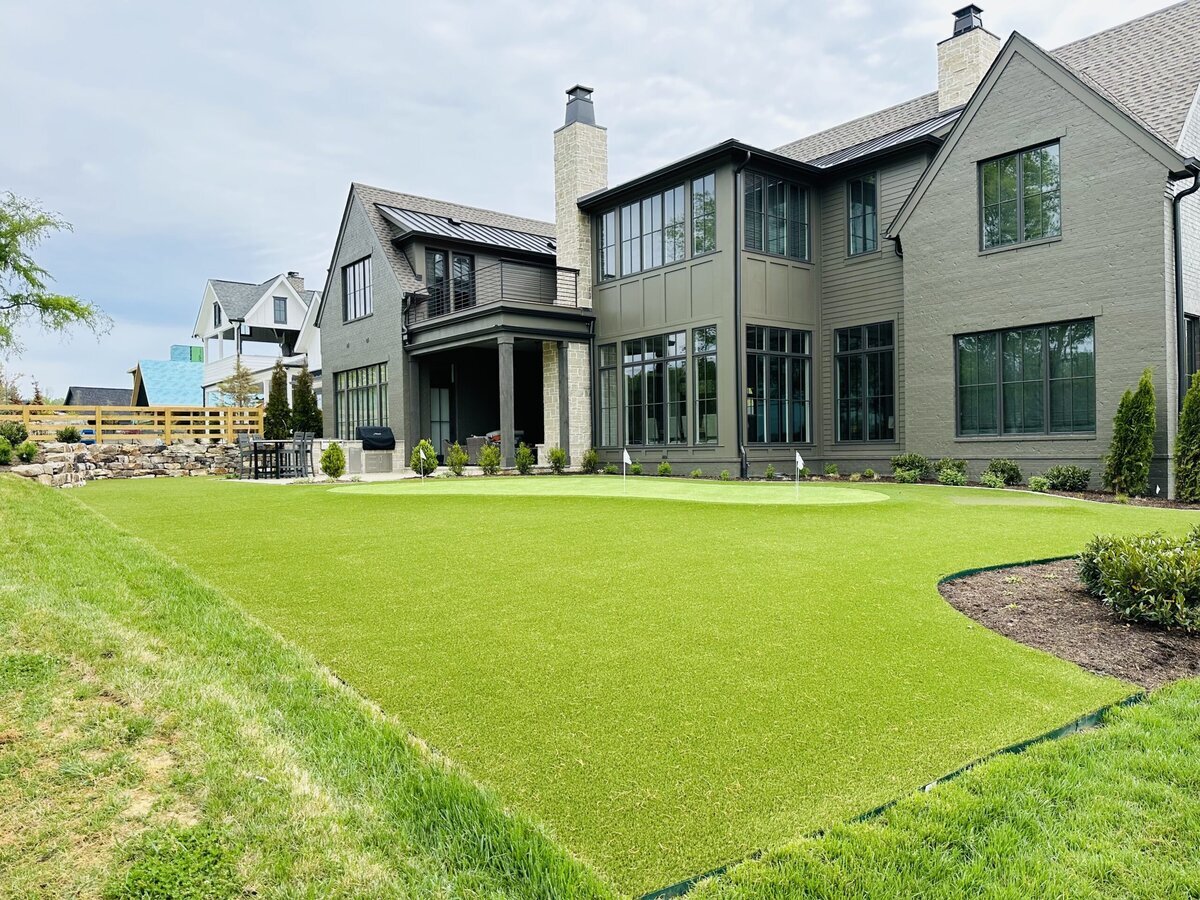 Backyard Lawn and Putting Green in Nashville Tennessee by Grass365