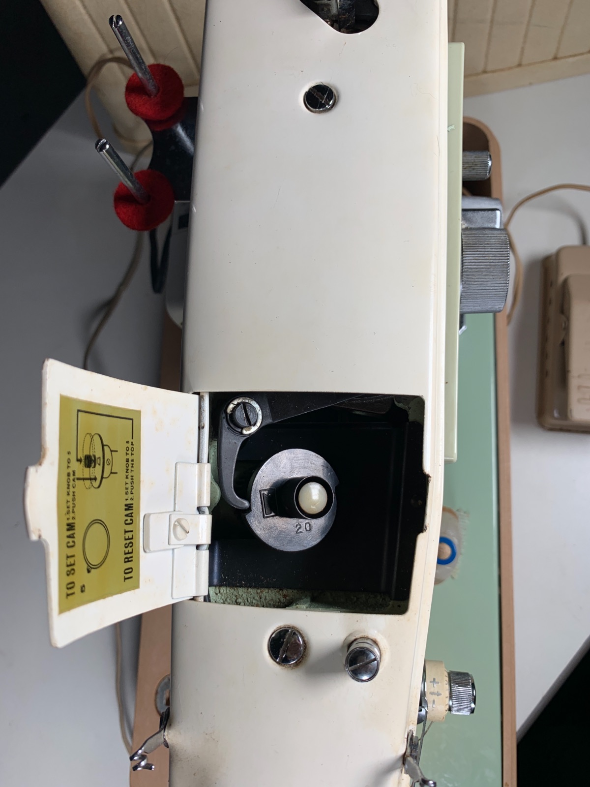 Vintage Dressmaker Precisionbuilt Deluxe ZigZag Sewing Machine w/ Case