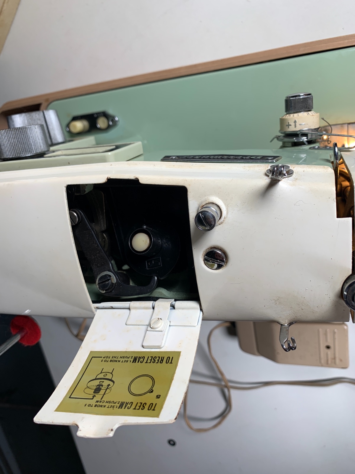 Vintage Dressmaker Precisionbuilt Deluxe ZigZag Sewing Machine w/ Case