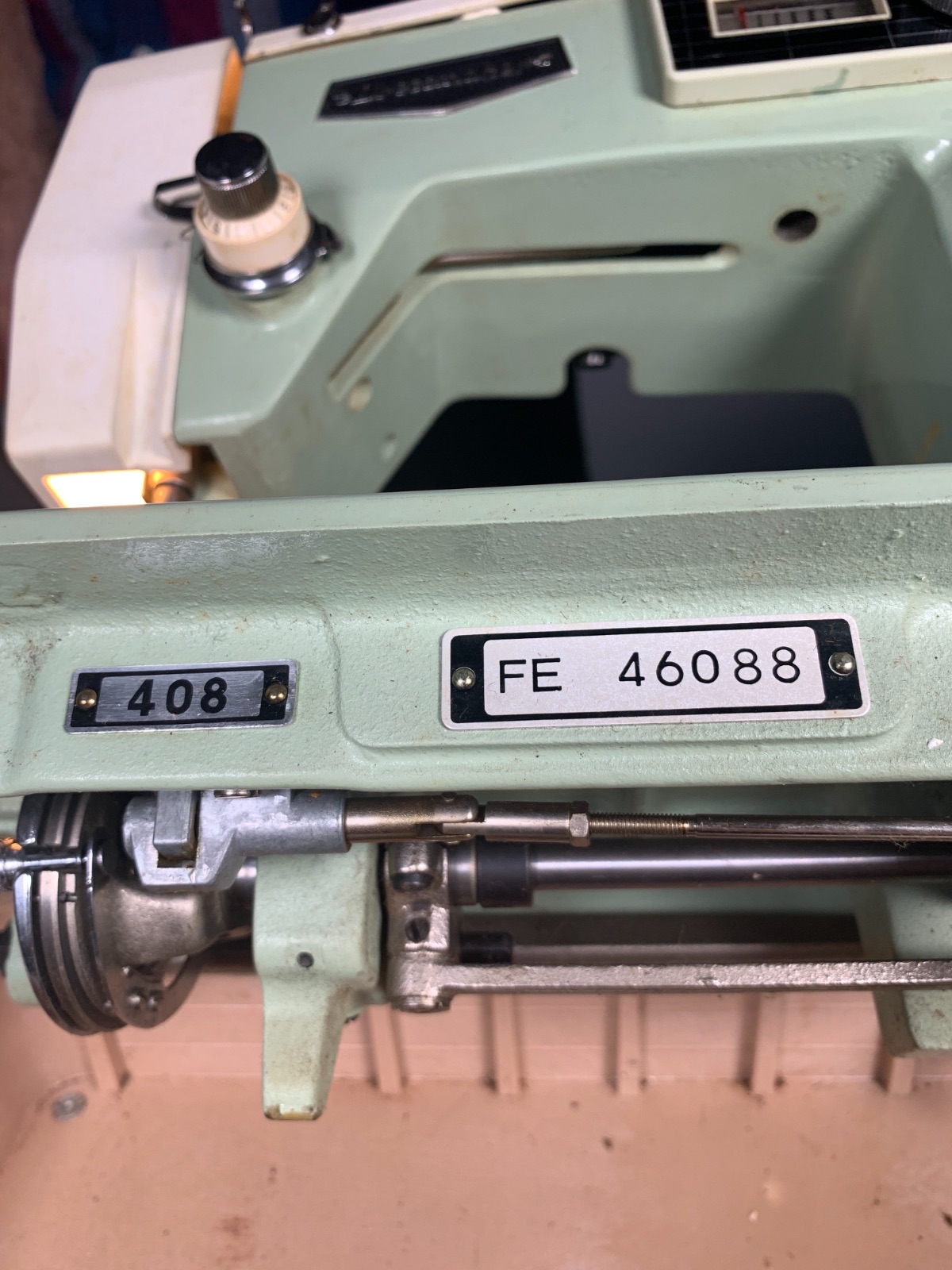 Vintage Dressmaker Precisionbuilt Deluxe ZigZag Sewing Machine w/ Case