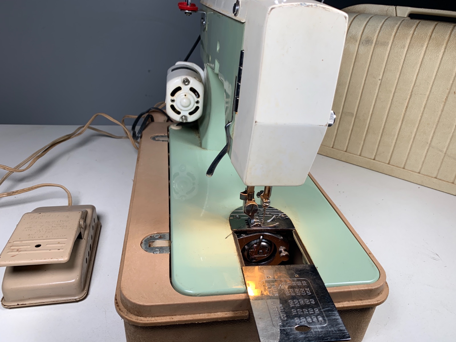 Vintage Dressmaker Precisionbuilt Deluxe ZigZag Sewing Machine w/ Case