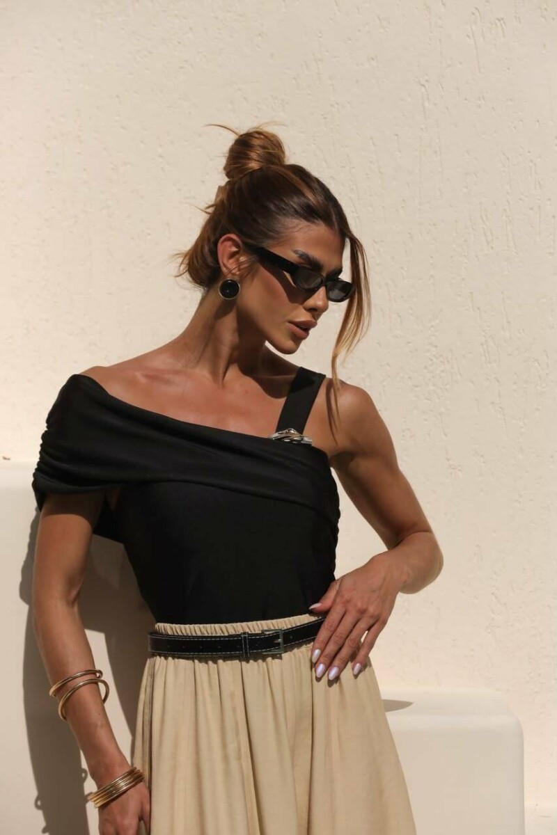 BLUSA EM MALHA ACETINADA PRETA