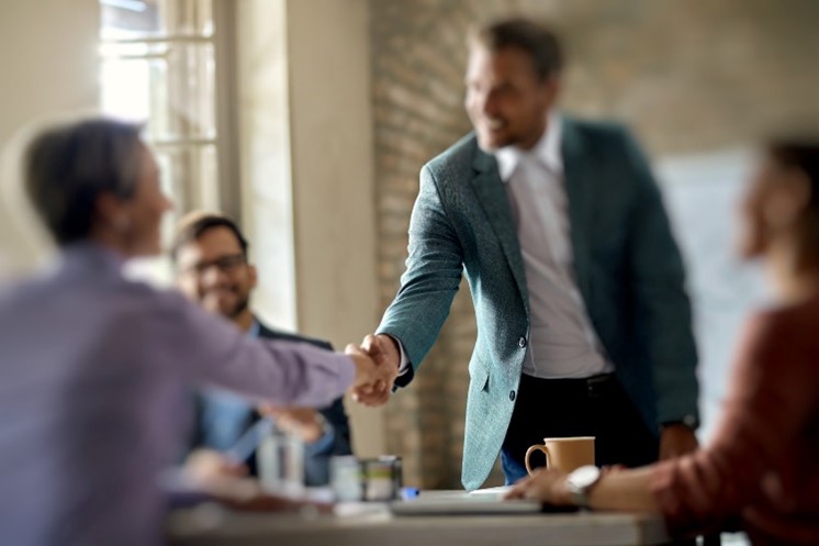 reuniao-homens-cumprimentando reuniao-homens-cumprimentando