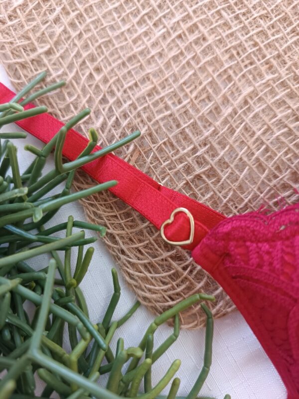 Detalhe do regulador do conjunto de lingerie com renda vermelho Sofia