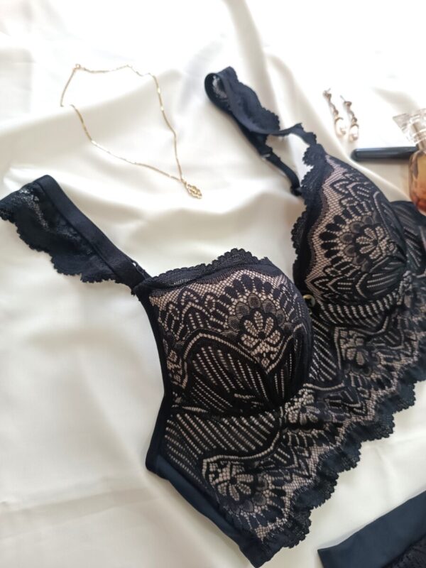 Detalhe do soutien do conjunto de lingerie com renda preto Camila