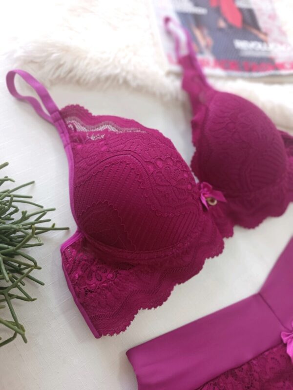 Detalhe do soutien do conjunto de renda Laura