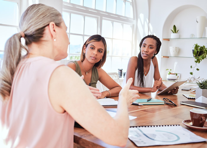 mulheres-reunidas-mesa mulheres-reunidas-mesa