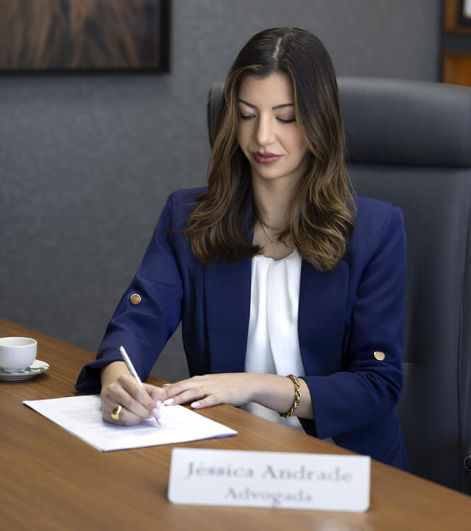 foto-dra-jessica-assinando-documento foto-dra-jessica-assinando-documento