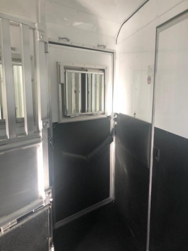 2023 Merhow Trailers 8' wide Farmhouse 4 horse side load with17'' lq