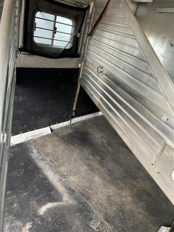 1995 Featherlite 8546 3 Horse Gooseneck Horse Trailer All Aluminum Escape Door Rear Tack