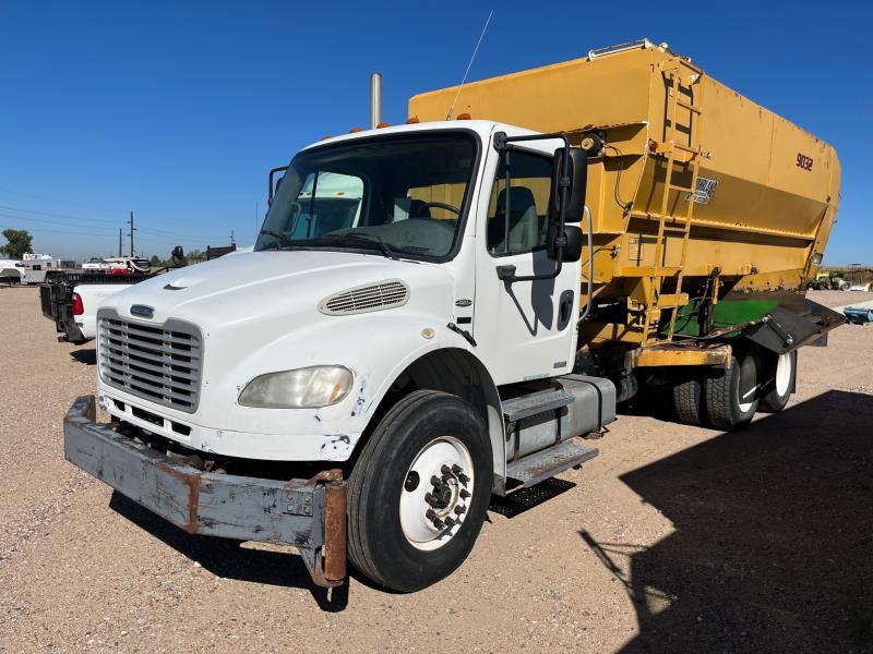 2006 Freightliner Business Class M206 w/ Mohrlang 9032 Feed Box Heavy