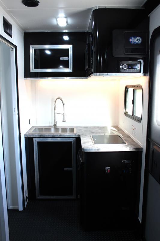 Enclosed Trailer Toy Hauler w/Living Quarters 2024 24' Nomad Sleeps 6