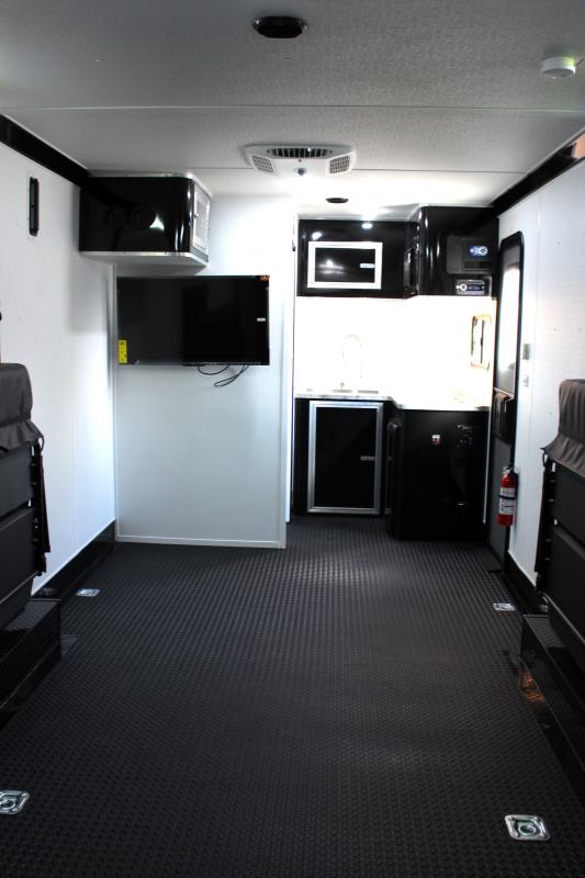 Enclosed Trailer Toy Hauler w/Living Quarters 2024 24' Nomad Sleeps 6