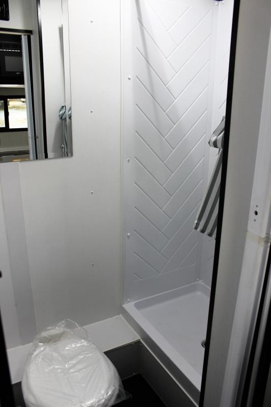 Enclosed Trailer with Living Quarters Aluminum Frame 2023 24' Nomad
