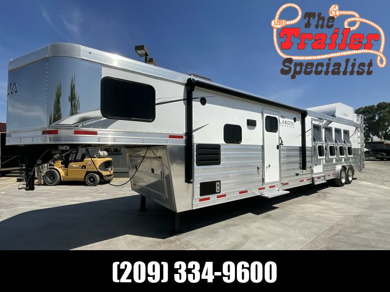 NEW 2024 Lakota Trailers C8415BB 4 Horse Charger LQ Horse Trailer With