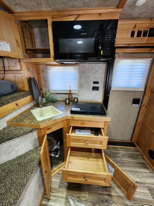 2023 Logan Coach 810 Limited Horse Trailer KERLIN TRAILERS Horse