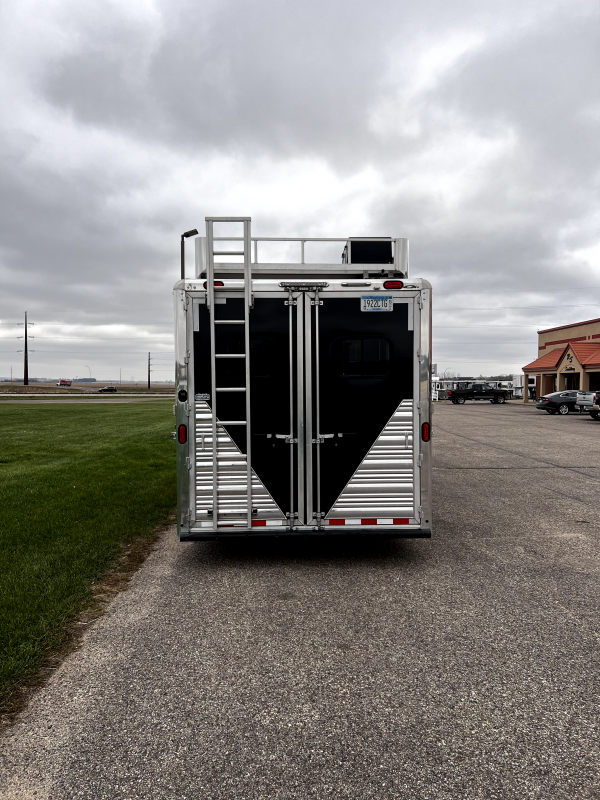 2015 Cimarron Trailers 3H 11' Trail Boss LQ Horse Trailer Living