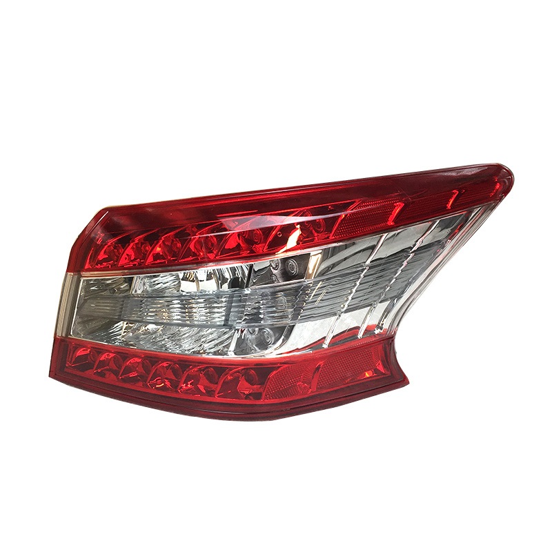 Faro Sentra 2014-2016 trasero exterior con LED derecho