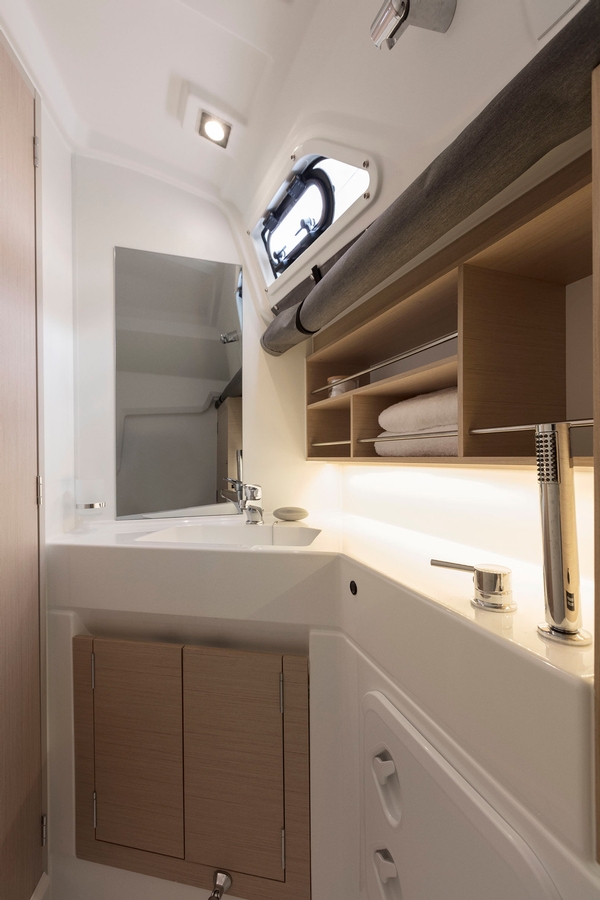 beneteau, oceanis 30.1, sailboat, bathroom