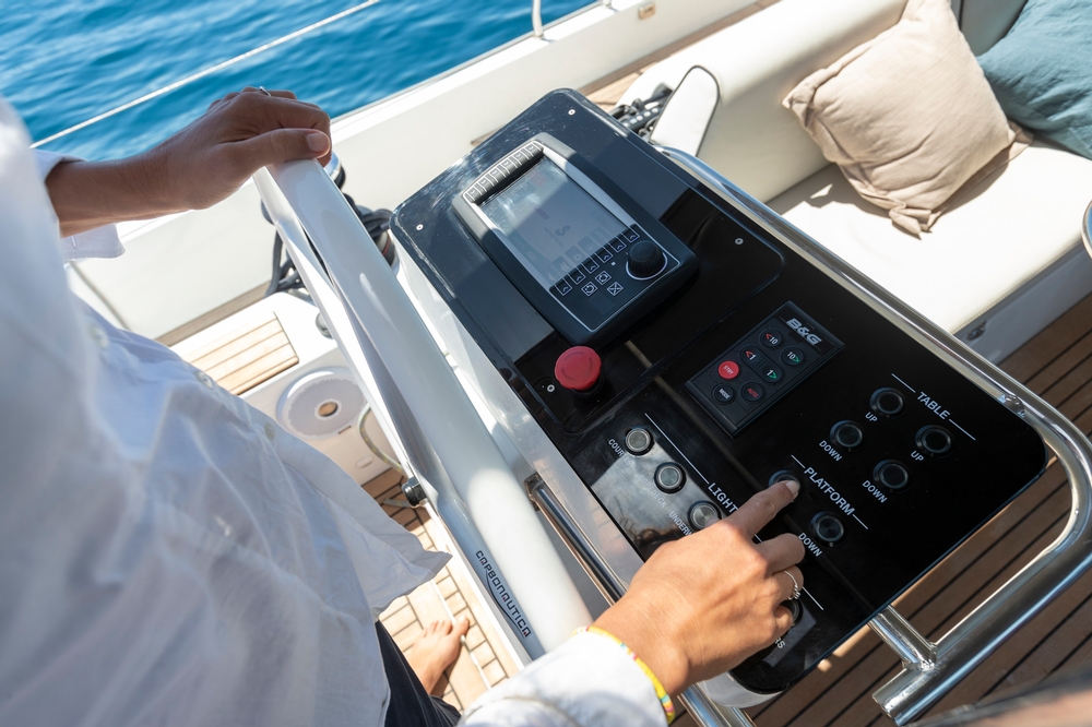 beneteau, oceanis yacht 54, sailboat, controls