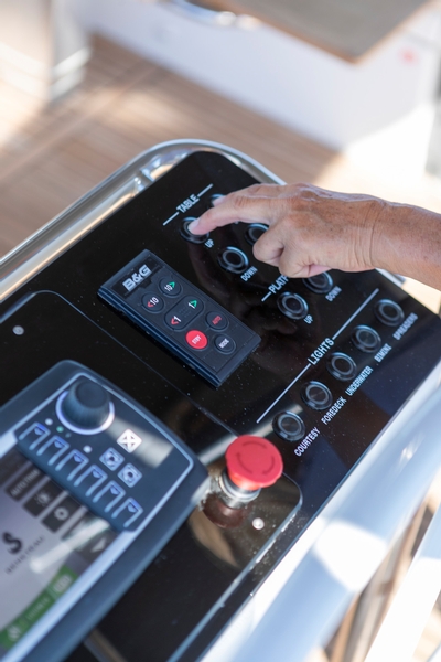 beneteau, oceanis yacht 54, sailboat, controls
