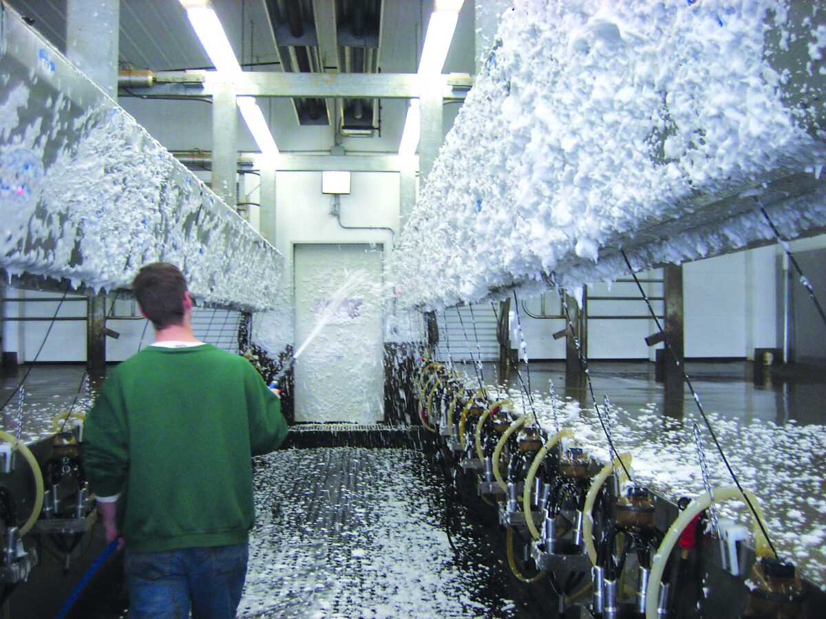 hygiene clean parlor equipment foaming BouMatic