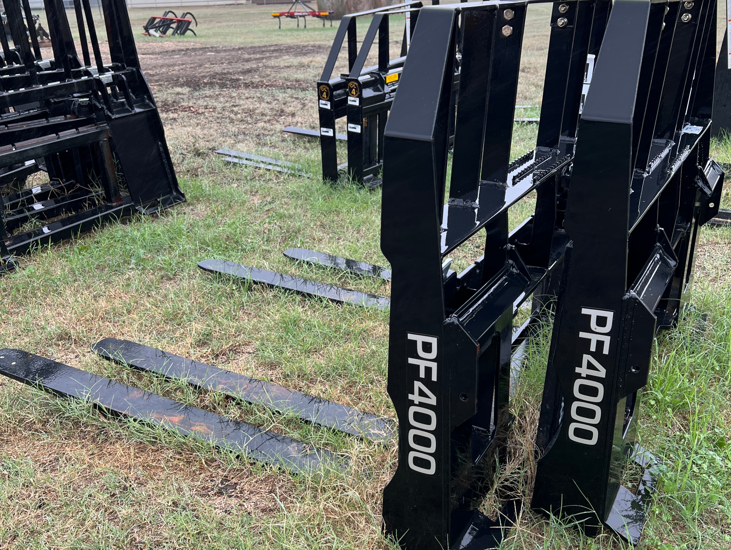 Photo of 2021 MAHINDRA EQUIPMENT AMIAPF400 PALLET FORK 4000# in Adkins, TX MAHINDRA EQUIPMENT AMIAPF400 PALLET FORK 4000#  036172