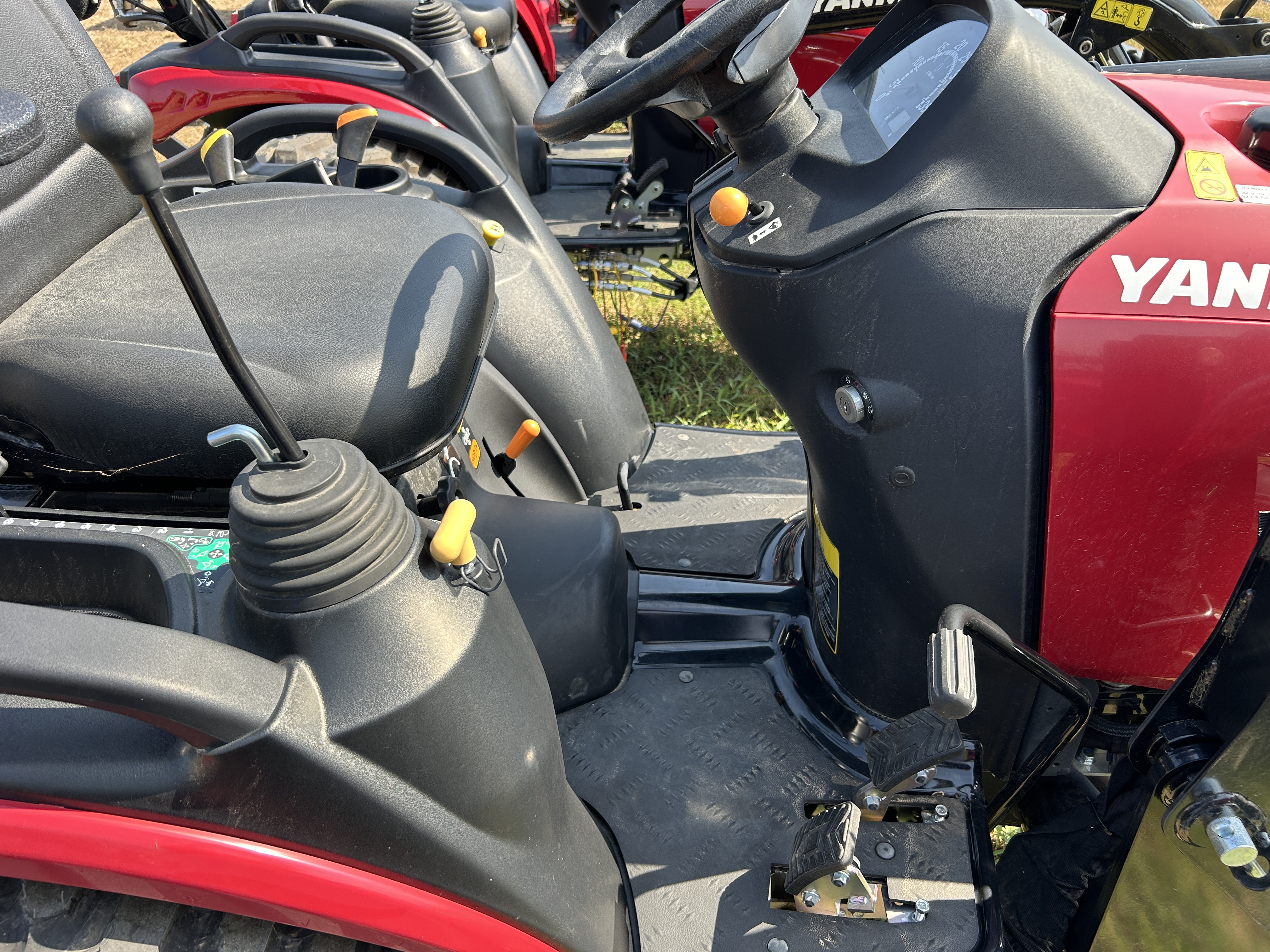 YANMAR TRACTOR SA425BI-L SA425 HST IND TIRES LDR:040747