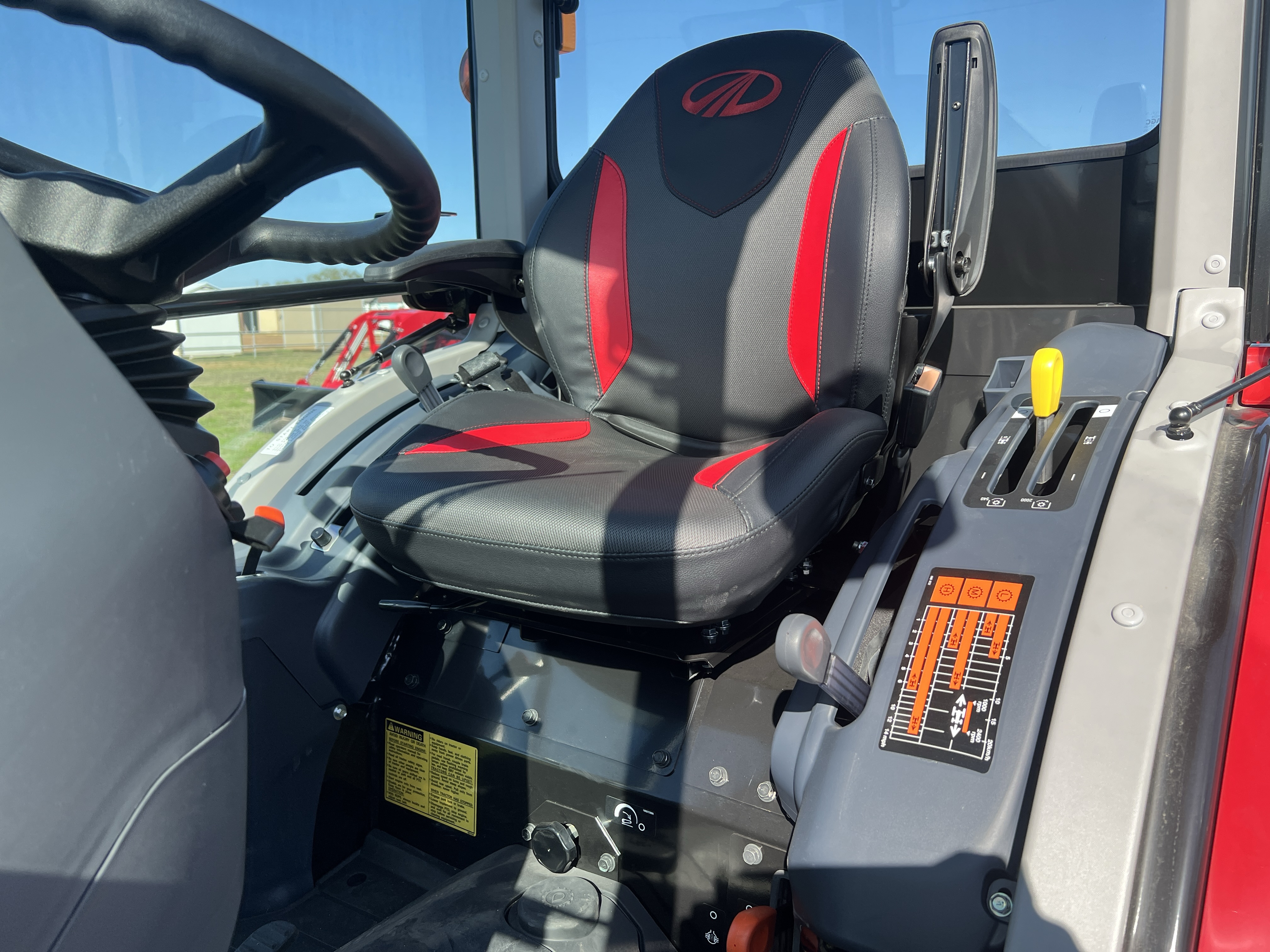 Photo of 2024 MAHINDRA TRACTORS 16404CHIL 1640 HST CAB 4WD in Adkins, TX - 8,  MAHINDRA TRACTORS 16404CHIL 1640 HST CAB 4WD:041027