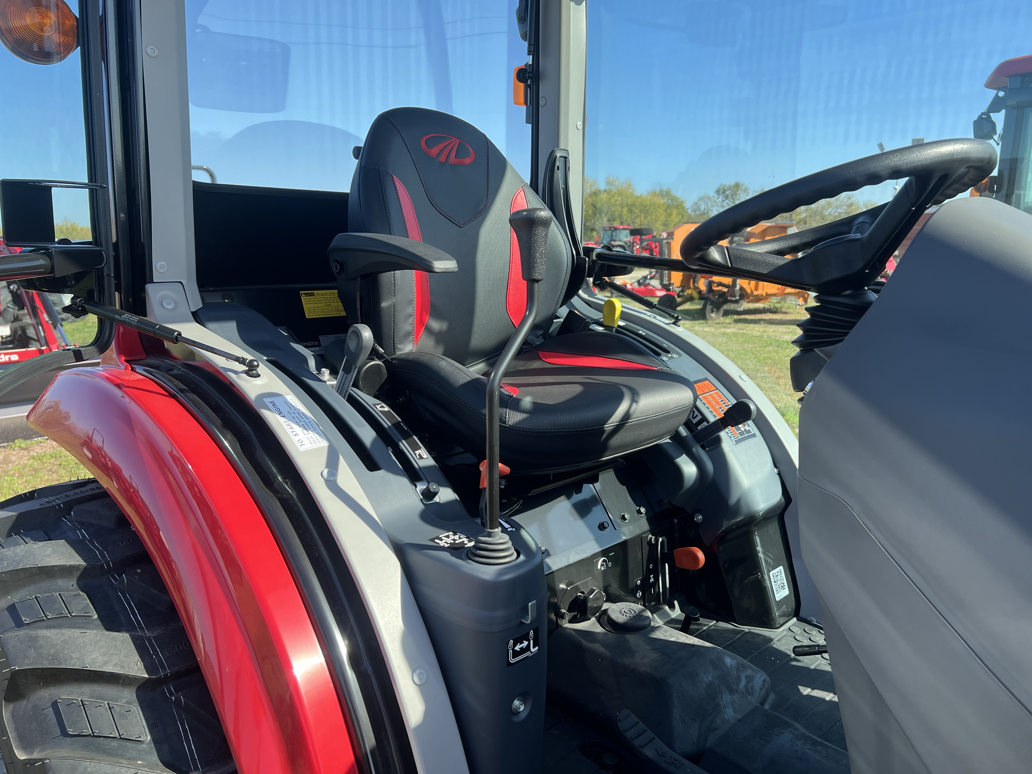 Photo of 2024 MAHINDRA TRACTORS 16404CHIL 1640 HST CAB 4WD in Adkins, TX - 9,  MAHINDRA TRACTORS 16404CHIL 1640 HST CAB 4WD:041027