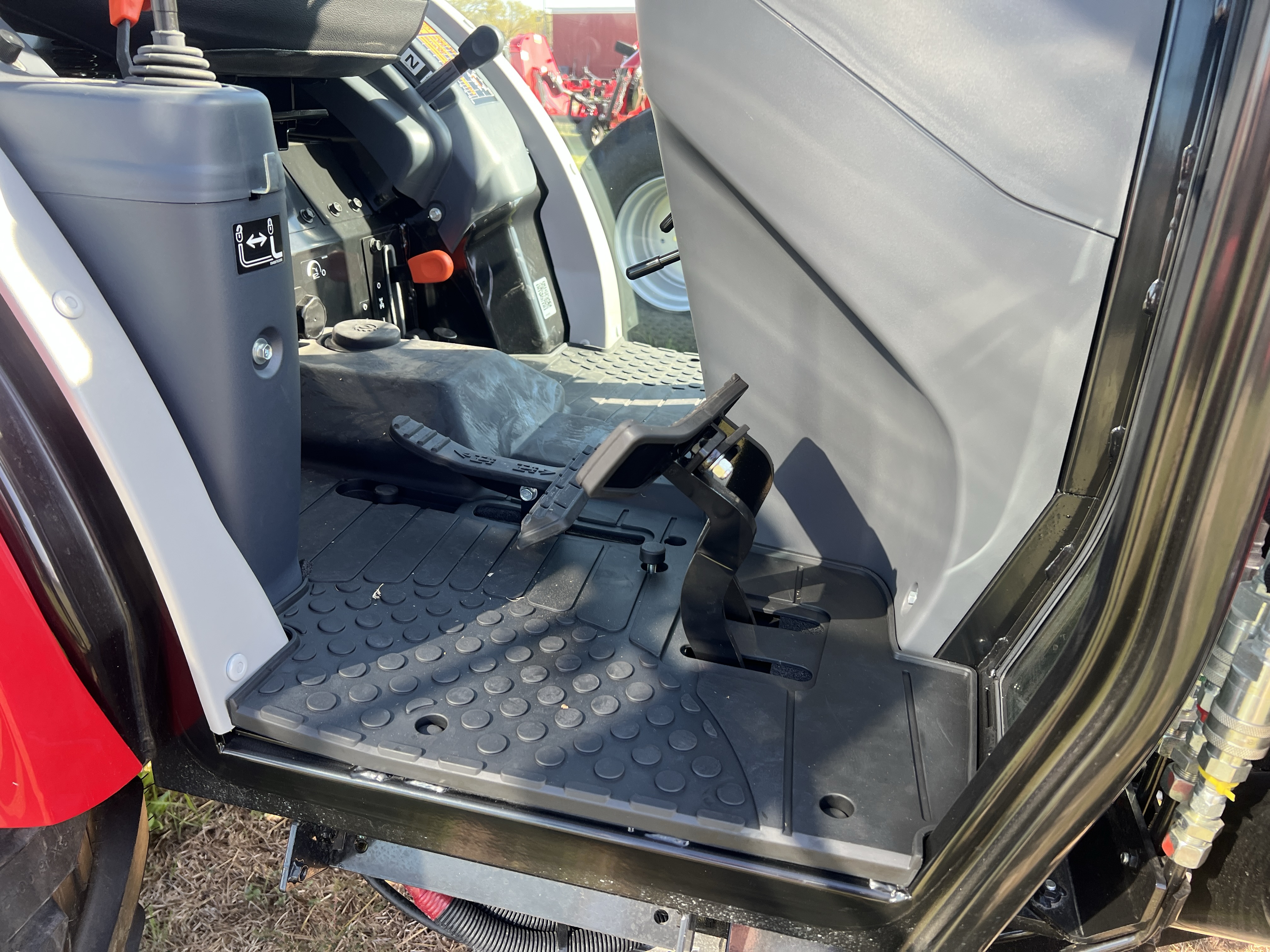 Photo of 2024 MAHINDRA TRACTORS 16404CHIL 1640 HST CAB 4WD in Adkins, TX - 11,  MAHINDRA TRACTORS 16404CHIL 1640 HST CAB 4WD:041027