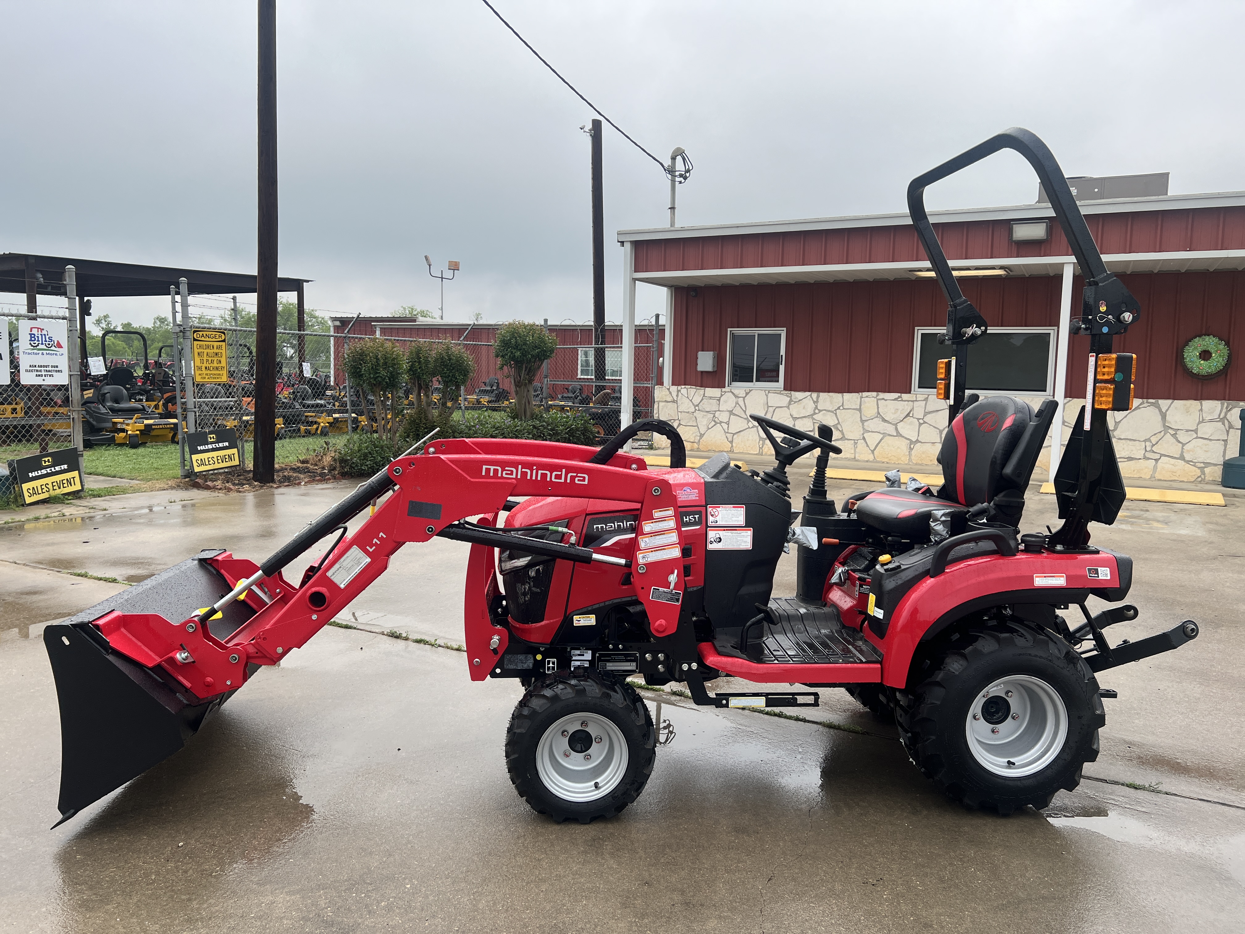 Photo of 2025 MAHINDRA TRACTORS 11264FHIL 1126 HST 4WD in Adkins, TX - 4,  MAHINDRA TRACTORS 11264FHIL 1126 HST 4WD:041554