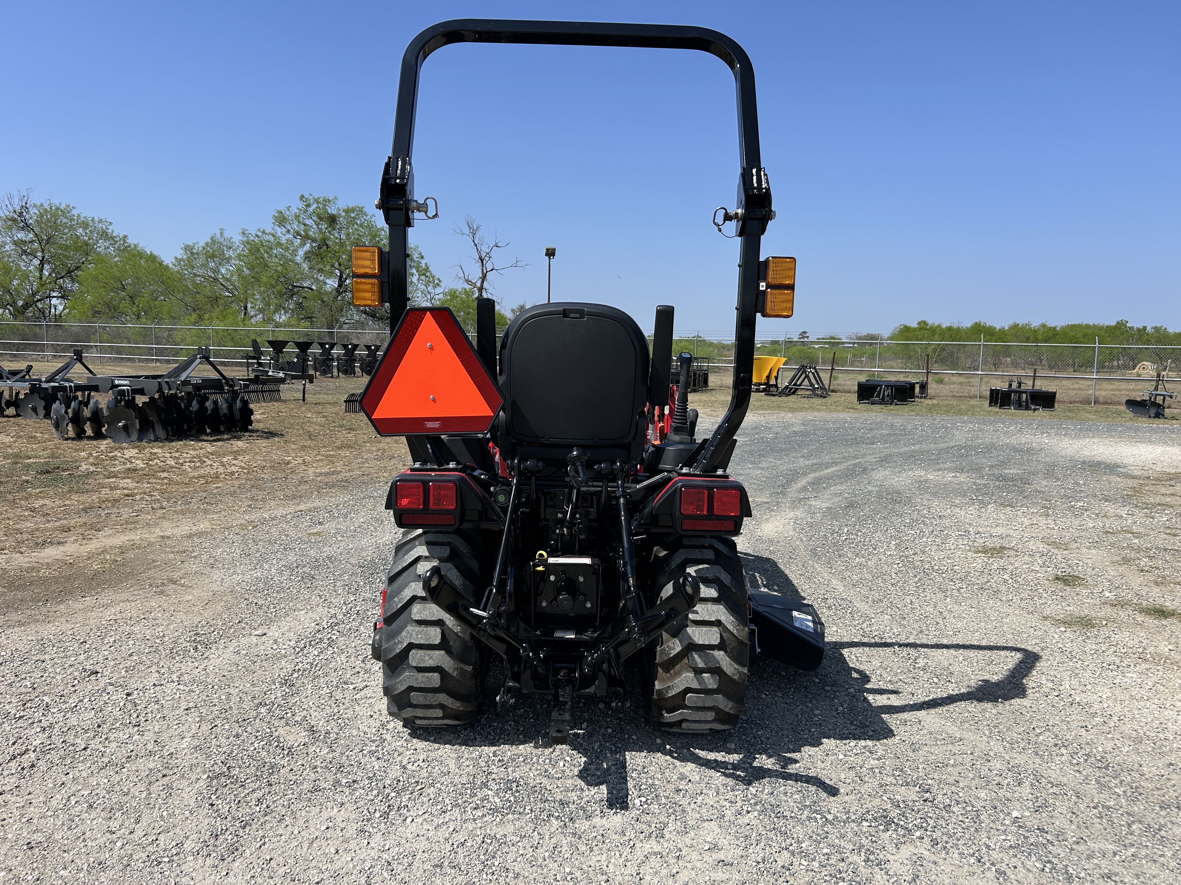 MAHINDRA TRACTORS 11264FHILM54 1126 HST 4WD W/MOWER:041609