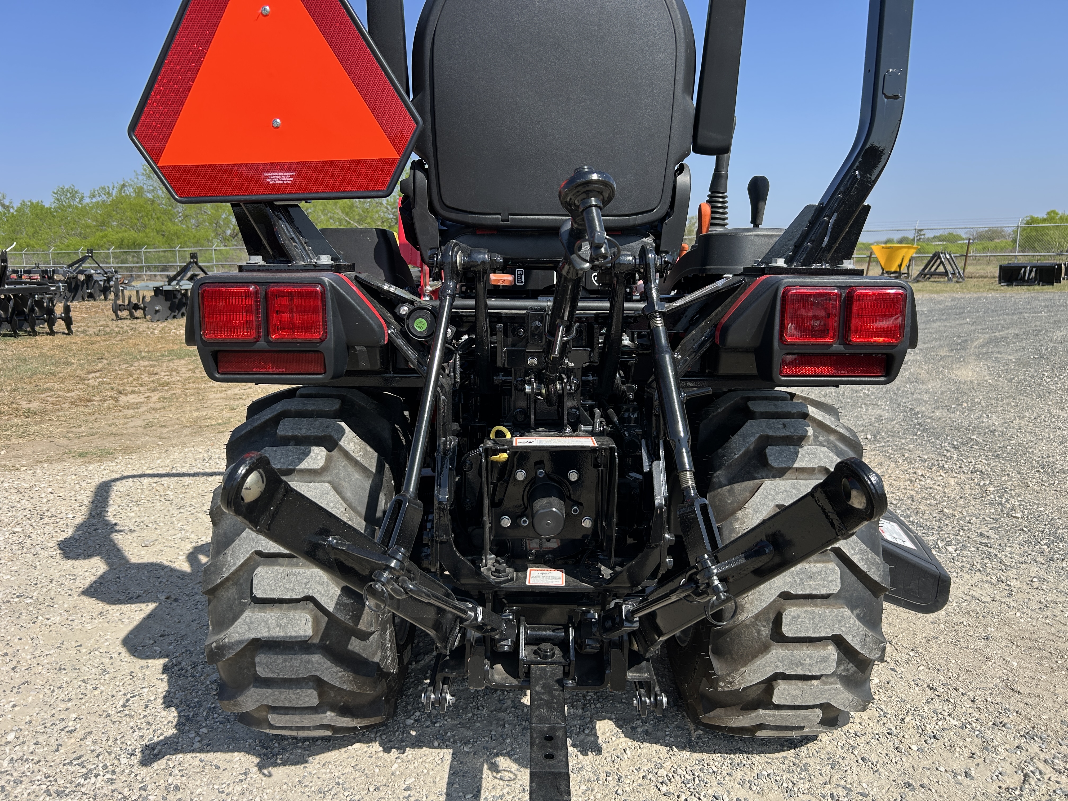 MAHINDRA TRACTORS 11264FHILM54 1126 HST 4WD W/MOWER:041609